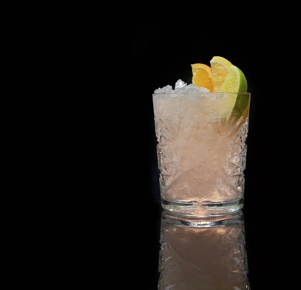 Cocktail alcolico rinfrescante con ghiaccio tritato e agrumi su fondo nero — Foto Stock