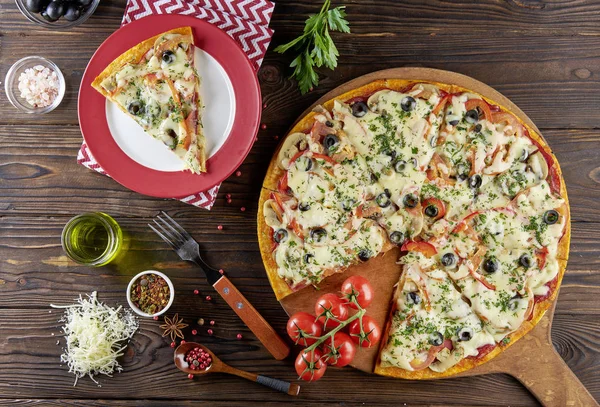 Ahşap masa malzemelerle pizzaya. Düz ile üstten görünüm yatıyordu