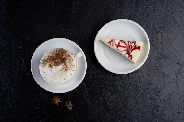 Una taza de café capuchino con pastel de queso. Copiar espacio, vista superior, plano —  Fotos de Stock