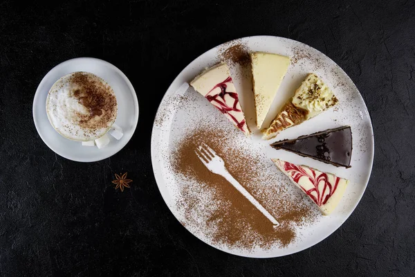 cappuccino ve üç parça cheesecake, üstten görünüm