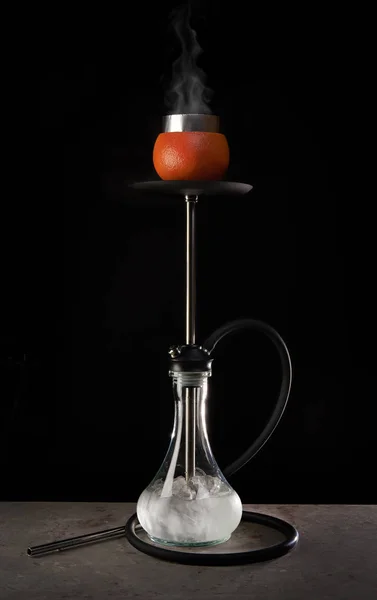 Moderne Wasserpfeife mit Glasschale und Grapefruitaroma auf schwarzem Hintergrund — Stockfoto