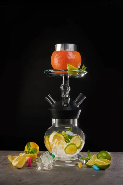 Siyah arka planda narenciye aroması ile modern cam nargile