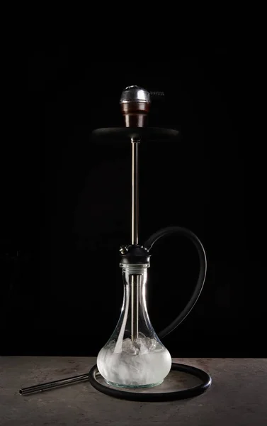 Moderna cachimba con cuenco de vidrio sobre fondo negro — Foto de Stock