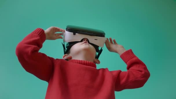 Ενθουσιασμένο αγοράκι με ακουστικά VR και βιώνει εικονική πραγματικότητα — Αρχείο Βίντεο