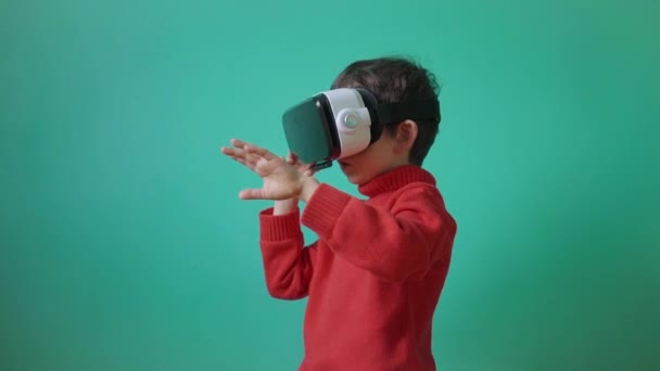 Garotinho animado usando óculos de realidade virtual — Vídeo de Stock
