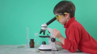 Evde Biyokimya araştırması yapan küçük çocuk