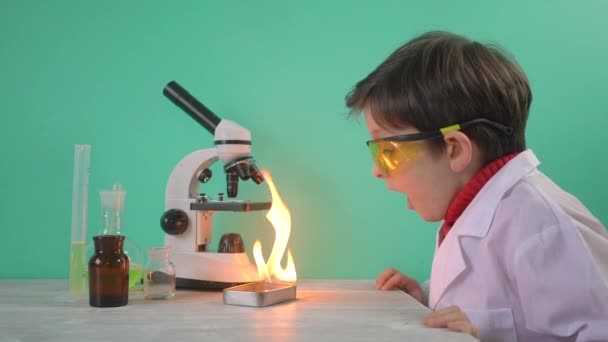 Bambino sta facendo esperimenti scientifici con il fuoco — Video Stock