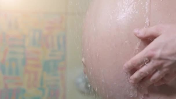 Femme enceinte prenant une douche. Concept de grossesse saine — Video