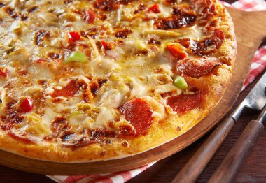 Taze malzemelerle ahşap masa pizzaya