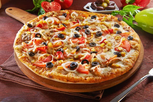 Bütün İtalyan pizza malzemelerle ahşap masa üzerinde