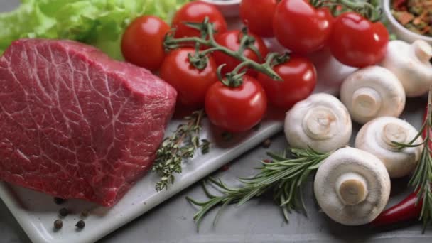 Carne cruda con especias y romero. Ingredientes frescos para una cocina saludable — Vídeos de Stock