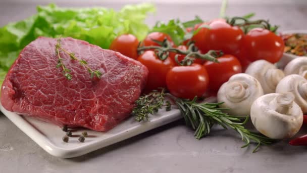 Carne crua com especiarias e alecrim. Ingredientes frescos para uma cozinha saudável — Vídeo de Stock