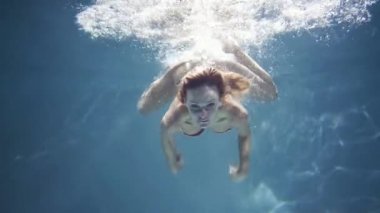 Yüzme havuzunda iç çamaşırı yüzme undewater seksi kadın