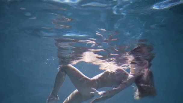 Sexy Frau in Dessous schwimmt im blauen Wasser — Stockvideo