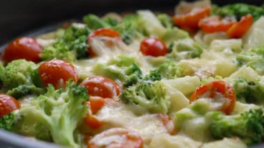 Brokoli, domates ve peynir ile ev yapımı vejetaryen pizza