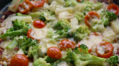 Brokoli, domates ve peynir ile ev yapımı vejetaryen pizza