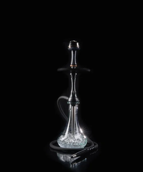 Hookah moderno com tigela de vidro no fundo preto — Fotografia de Stock