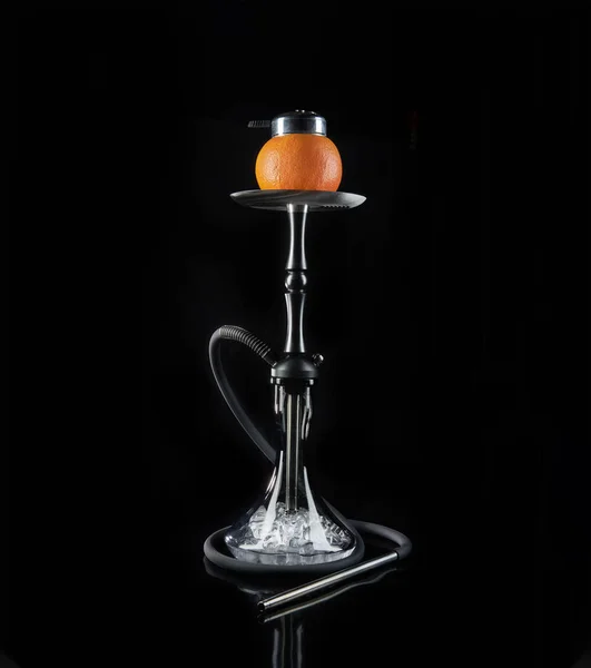 Lujosa cachimba con naranja. Cuenco de vidrio con hielo sobre fondo negro — Foto de Stock