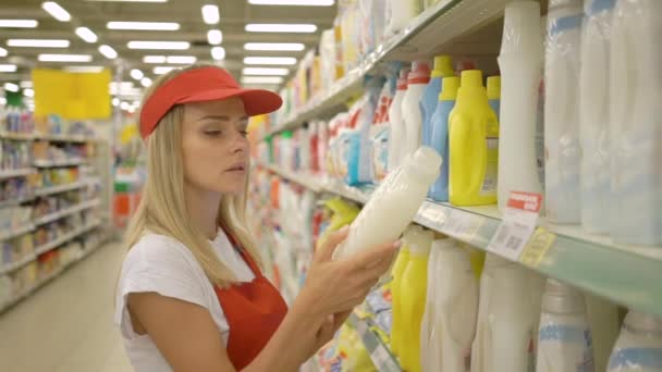 Kvinnlig butiks handledare med digital tablett kontrollera kvaliteten på rengöringsprodukter i livsmedelsbutik. — Stockvideo