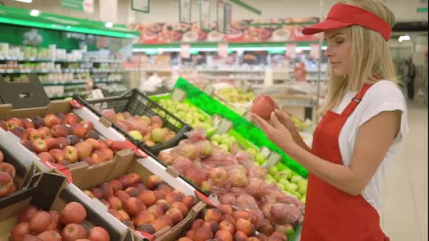 Жінка спеціаліст з контролю якості харчових продуктів та здоров'я Перевірка Apple — стокове відео