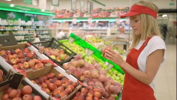 Красивая продавщица из супермаркета в красной униформе. — стоковое видео