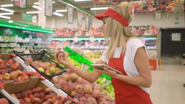 Donna specializzata nel controllo della qualità e della salute degli alimenti Mele utilizzando tavoletta digitale — Video Stock