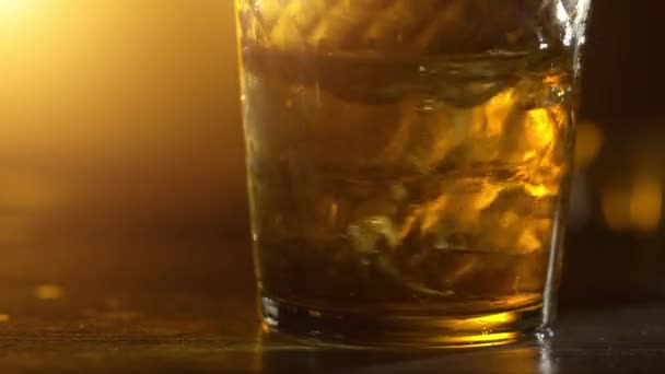 Cubos de hielo en un whisky — Vídeos de Stock