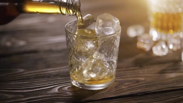 Whisky jéggel egy fa asztalon.