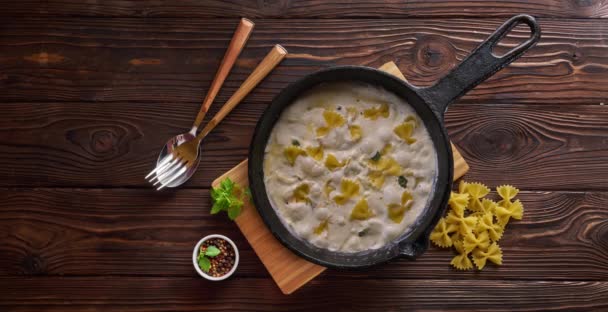 Cinemleh-kuchyňské těstoviny s krémovou omáčkou z litiny, pohled shora — Stock video