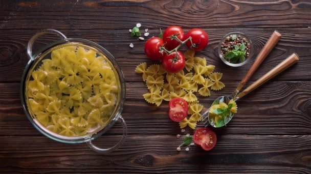 Cinemagraph-pasta matlagning i kokande vatten i glas kruka på träbord — Stockvideo