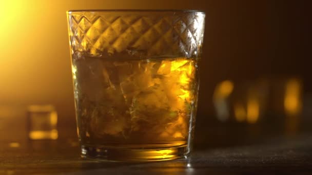 Párrafo de cine. Whisky en vaso con cubitos de hielo — Vídeo de stock