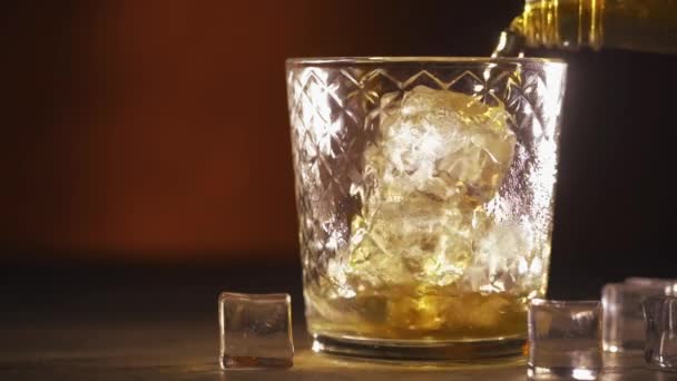 Cantinero vertiendo whisky de botella en vidrio — Vídeos de Stock