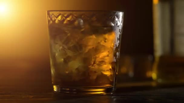 Cubos de hielo en un whisky — Vídeos de Stock