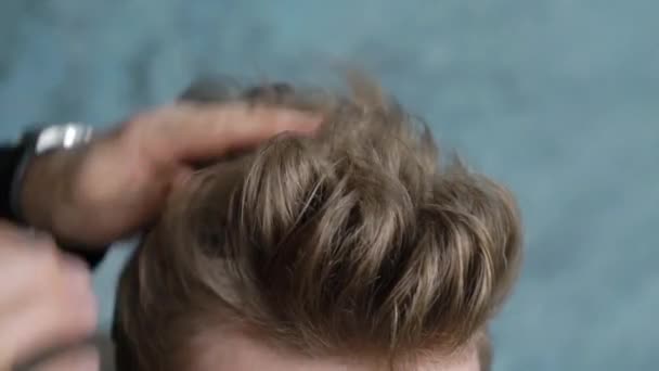 理发师为客户制作带有发胶的发型。完成美发. — 图库视频影像