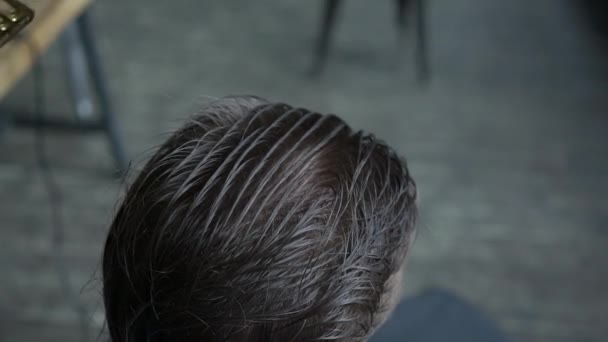 Friseur macht Haarstyling mit Haargel für Kunden. — Stockvideo