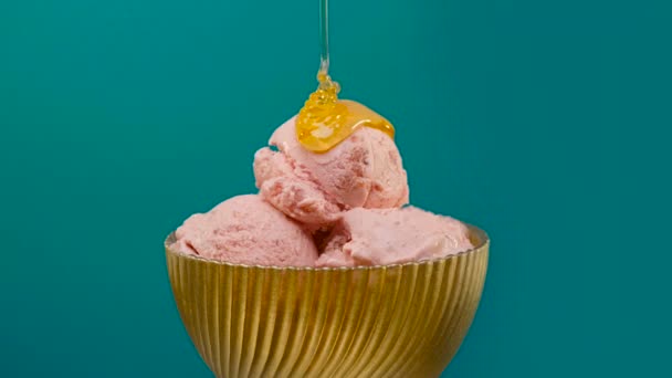 Helado de fresa con miel en tazón — Vídeos de Stock