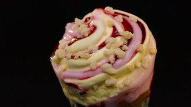 Koyu bir arka plan üzerinde bir waffle koni pembe dondurma