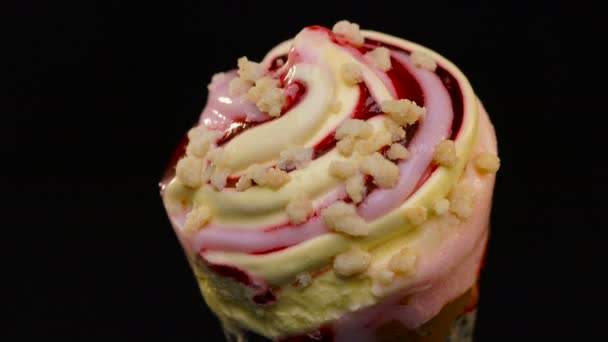 Helado rosa en un cono de gofre sobre un fondo oscuro — Vídeo de stock