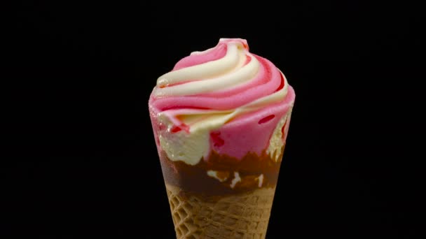 Cono de helado de fresa sobre fondo negro — Vídeos de Stock