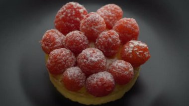 Ahududu gri arka plan üzerinde dönen tatlı tartlet