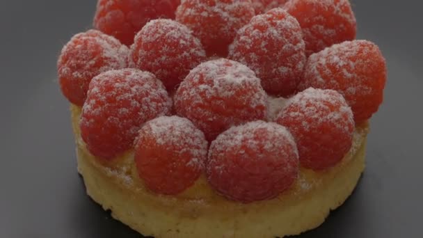Sweet tartlet with raspberries rotating on gray background — Stock Footage Sweet tartlet with raspberries rotating on gray background Video Clip