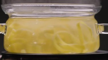 Suda kaynayan Tagliatelle makarna pişirme