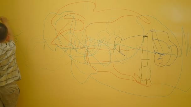 小男孩在家里的墙上画画 — 图库视频影像