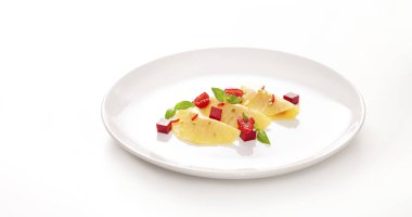 Beyaz arka planda krem peynir ve ahududu ile ananas tatlısı. Taze ve sağlıklı yaz tatlısı