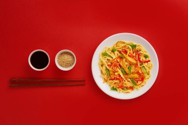 Kırmızı arka planda karides ve sebze ile Cam şehriye