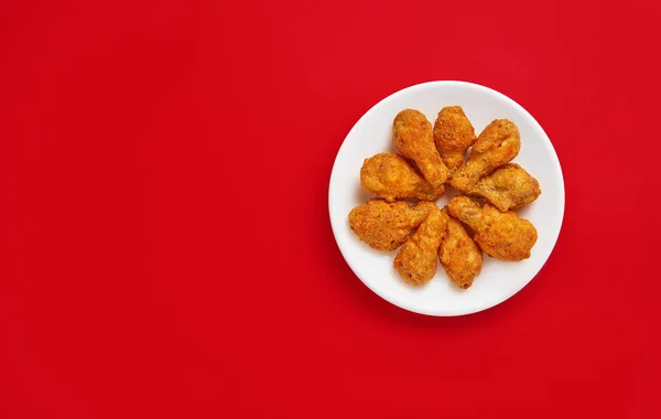 Φρέσκο τηγανητό κοτόπουλο σε λευκό πιάτο. Κορυφαία προβολή, επίπεδη θέση, αντιγραφή χώρου. — Φωτογραφία Αρχείου