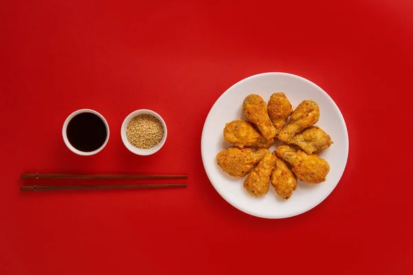 Frango frito fresco em um prato branco. Vista superior, flat lay, espaço de cópia . — Fotografia de Stock