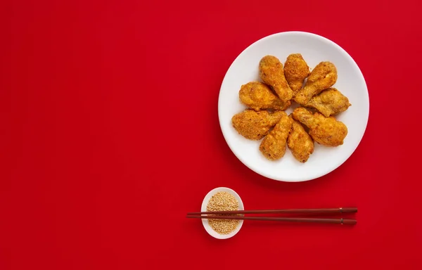 Frango frito fresco em um prato branco. Vista superior, flat lay, espaço de cópia . — Fotografia de Stock