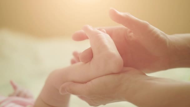 Μαμά κάνοντας μασάζ ποδιών για το βρέφος μωρό στο κρεβάτι — Αρχείο Βίντεο