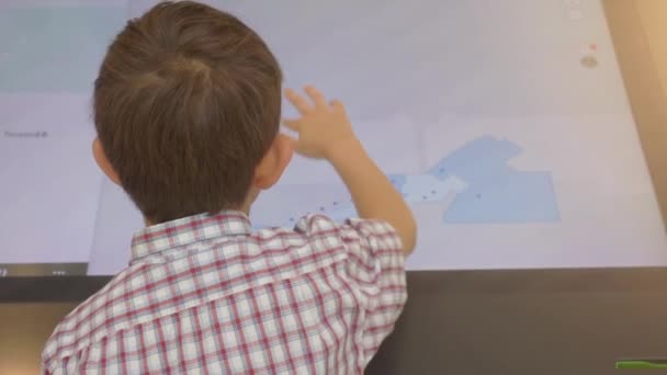 Mały chłopiec za pomocą ekranu dotykowego interaktywnej informacji Stoiska — Wideo stockowe